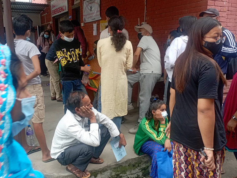डेंगीका बिरामीले भरियाे टेकु अस्पताल, प्राङ्गणमै हुँदैछ जाँच (तस्वीरहरू)